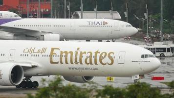 phuket, tailandia 3 de diciembre de 2016 - pasajero boeing 777 de emirates rodando en la pista antes de la salida, aeropuerto de phuket. avión a la pista antes de despegar video