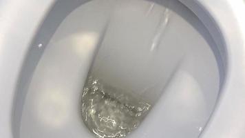 descarga de água em um banheiro branco em uma vista de perto video