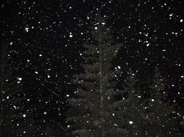 nevando por la noche en las montañas dolomitas foto