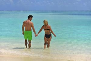 feliz pareja joven en vacaciones de verano diviértete y relájate en la playa foto