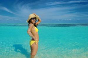 hermosa mujer relajarse en la playa tropical foto