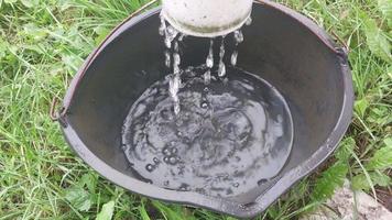 agua de lluvia que gotea de un desagüe en un balde video