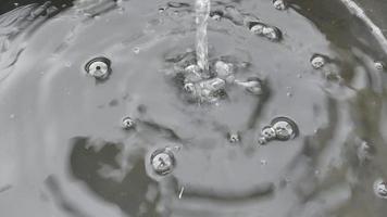 l'eau de pluie s'écoule d'un drain dans un seau video