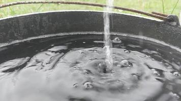 l'eau de pluie s'écoule d'un drain dans un seau video