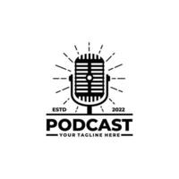 diseño de logotipo de podcast. logotipo de micrófono antiguo vector