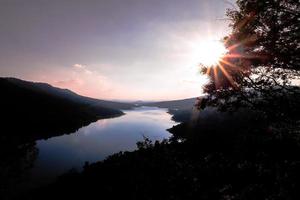 hermoso paisaje de puesta de sol en la naturaleza. foto