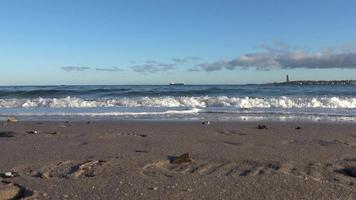 frachtschiffe, die auf dem ostseewasser am weltkriegsdenkmal in laboe vorbeifahren video