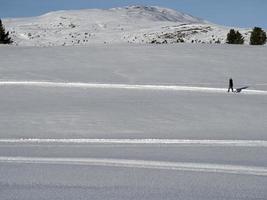 excursionista contemplando las montañas dolomitas en invierno foto