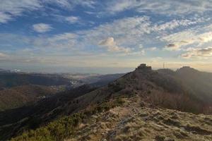 fortaleza de puin antigua fortificación en génova, italia foto