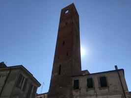 noli pueblo medieval en liguria italia torre foto