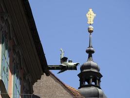 Detalle de techos de graz austria monstruo marino alcantarilla de cobre foto