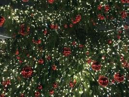 decoraciones de bolas rojas del árbol de Navidad en el mercado callejero foto