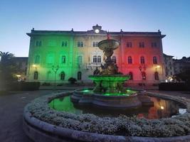 alassio italia ayuntamiento iluminado por la noche foto