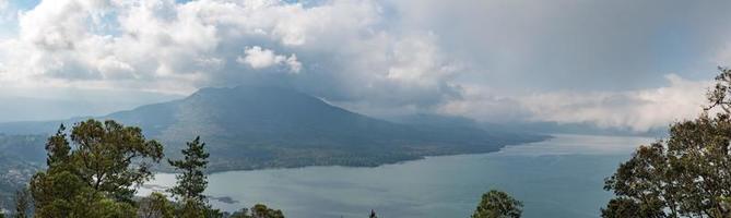 indonesia batur volcán lago vista panorámica paisaje foto