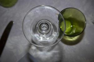 vaso de agua verde sobre una mesa foto