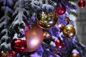 detalle de la bola del árbol de navidad de navidad de cerca bajo la nieve foto