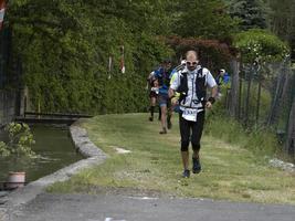 cantalupo ligure, italia - 15 de mayo de 2021 - puerta de piedra porte di pietra trial running marathon foto