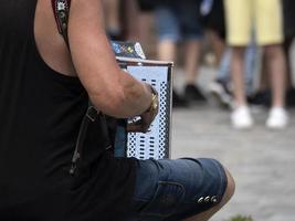 Manos tocando acordeón detalle foto