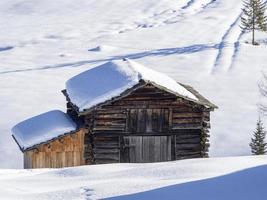 dolomitas nieve panorama cabaña de madera val badia armentara foto