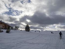 dolomitas nieve panorama cabaña de madera val badia armentarola foto