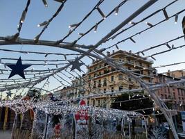 menton, francia - 11 de diciembre de 2021 - pueblo de santa abierto para navidad foto