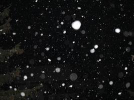 nevando por la noche en las montañas dolomitas foto