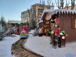 menton, francia - 11 de diciembre de 2021 - pueblo de santa abierto para navidad foto