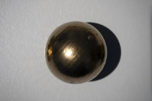 detalle de pepita de oro esfera dorada foto