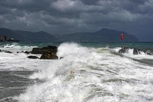 tempestad de tormenta de mar en la costa foto