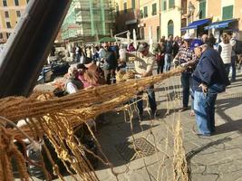 camogli, italia, 23 de marzo de 2019 - viejos pescadores están configurando la red de pesca para la tonnarella foto