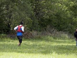 cantalupo ligure, italia - 15 de mayo de 2021 - puerta de piedra porte di pietra trial running marathon foto