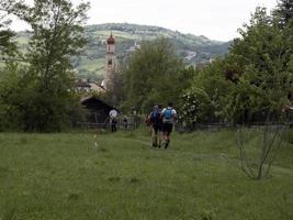 cantalupo ligure, italia - 15 de mayo de 2021 - puerta de piedra porte di pietra trial running marathon foto