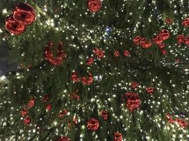 decoraciones de bolas rojas del árbol de Navidad en el mercado callejero foto