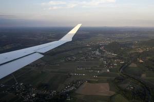 área de graz austria al atardecer vista aérea desde el avión foto