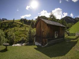 valle del molino de agua en dolomitas valle de longiaru badia foto