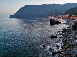 monterosso al mare, italia - 8 de junio de 2019 - el pintoresco pueblo de cinque terre italia está lleno de turistas por la noche foto