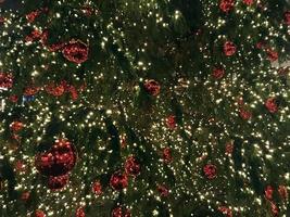 decoraciones de bolas rojas del árbol de Navidad en el mercado callejero foto