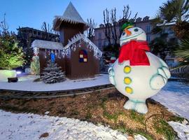 menton, francia - 11 de diciembre de 2021 - pueblo de santa abierto para navidad foto