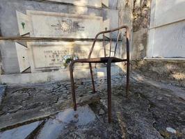 tumbas antiguas y silla oxidada en el cementerio de portovenere foto