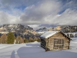 dolomitas nieve panorama cabaña de madera val badia armentarola foto