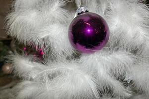 detalle de la bola del árbol de navidad de cerca foto