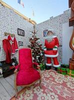 menton, francia - 11 de diciembre de 2021 - pueblo de santa abierto para navidad foto