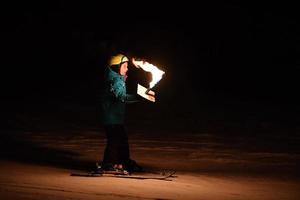 badia, italia - 31 de diciembre de 2016 - tradicional procesión de antorchas de esquiadores foto