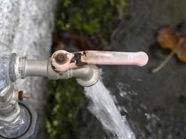 cerrar el grifo de agua al aire libre abierto foto