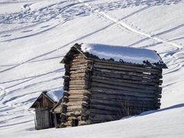 dolomitas nieve panorama cabaña de madera val badia armentara foto