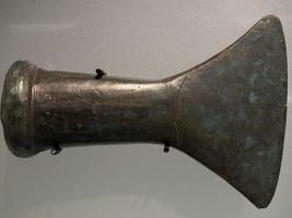 Antiguo detalle de herramientas prehistóricas de bronce foto