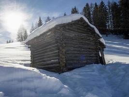 dolomitas nieve panorama cabaña de madera val badia armentara foto