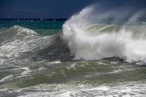 tsunami huracán tropical en el mar foto