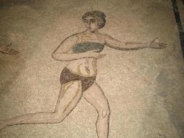 chicas de baño bikini en el antiguo mosaico romano de villa del casale, sicilia foto