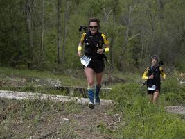 cantalupo ligure, italia - 15 de mayo de 2021 - puerta de piedra porte di pietra trial running marathon foto